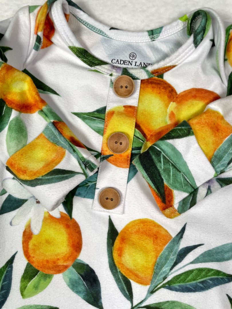 0-3 mo, Caden Lane, White, Citrus print soft knot gown, fold-over mitts